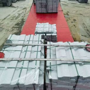 济南 芝麻白仿形加直形路沿石出货日常