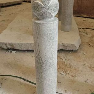 济南 芝麻白花岗岩石材挡车石柱、停车柱、圆柱挡车柱、方柱挡车柱等