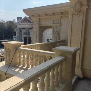 济南 黄金麻别墅外墙干挂雕花配合阳台栏杆花瓶柱