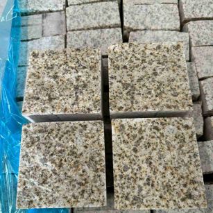 济南 黄金麻花岗岩自然面小方块，弹石，马蹄石等