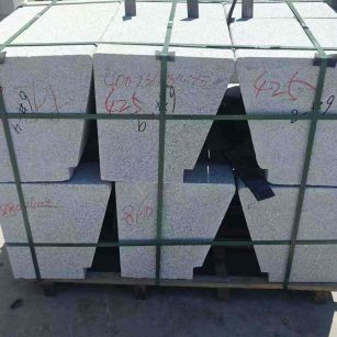 济南 芝麻白异形坐凳，石凳