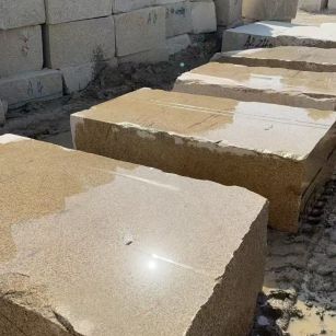 济南 黄金麻方料堆场洗料分选中，原材料充足