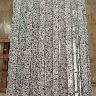 济南 芝麻白花岗岩荔枝面雕刻盲道，盲条