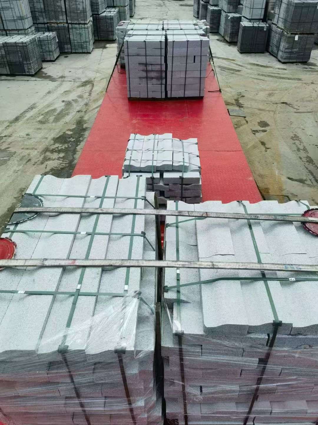 济南 芝麻白仿形加直形路沿石出货日常