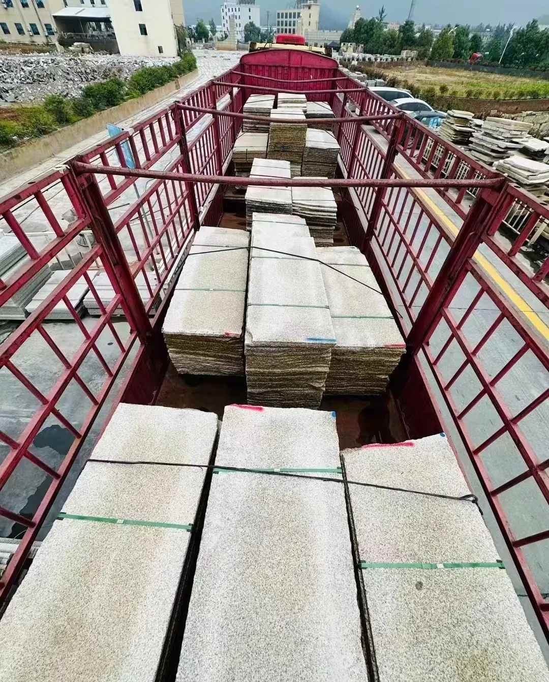 济南 黄金麻花岗岩荔枝面，光面毛板装车完成