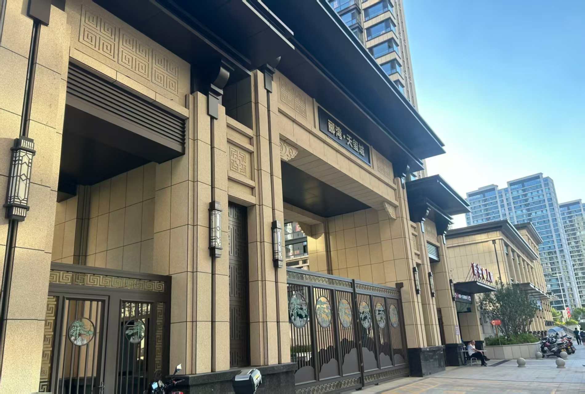 济南 黄金麻花岗岩荔枝面小区门楼外墙干挂