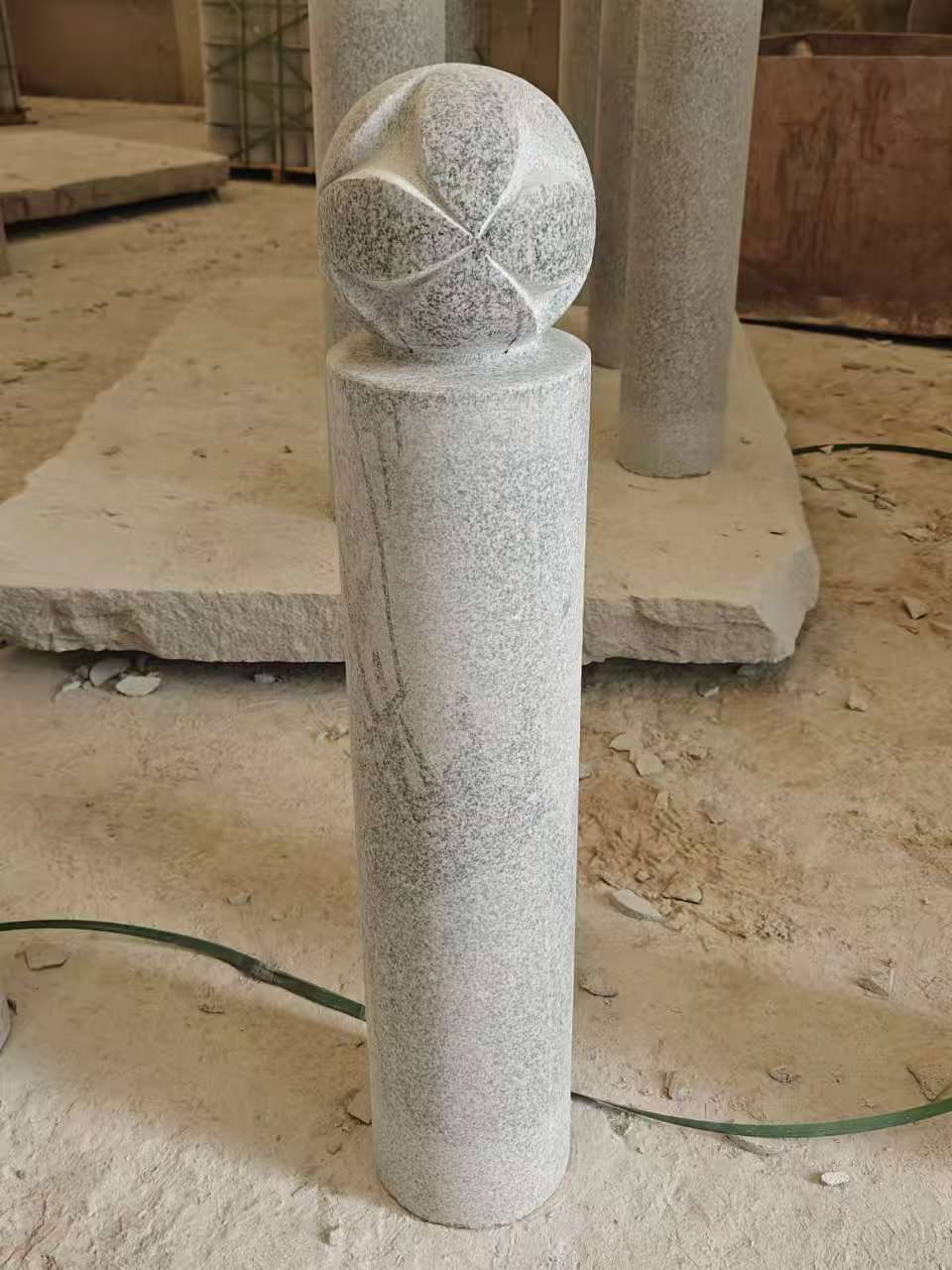 济南 芝麻白花岗岩石材挡车石柱、停车柱、圆柱挡车柱、方柱挡车柱等