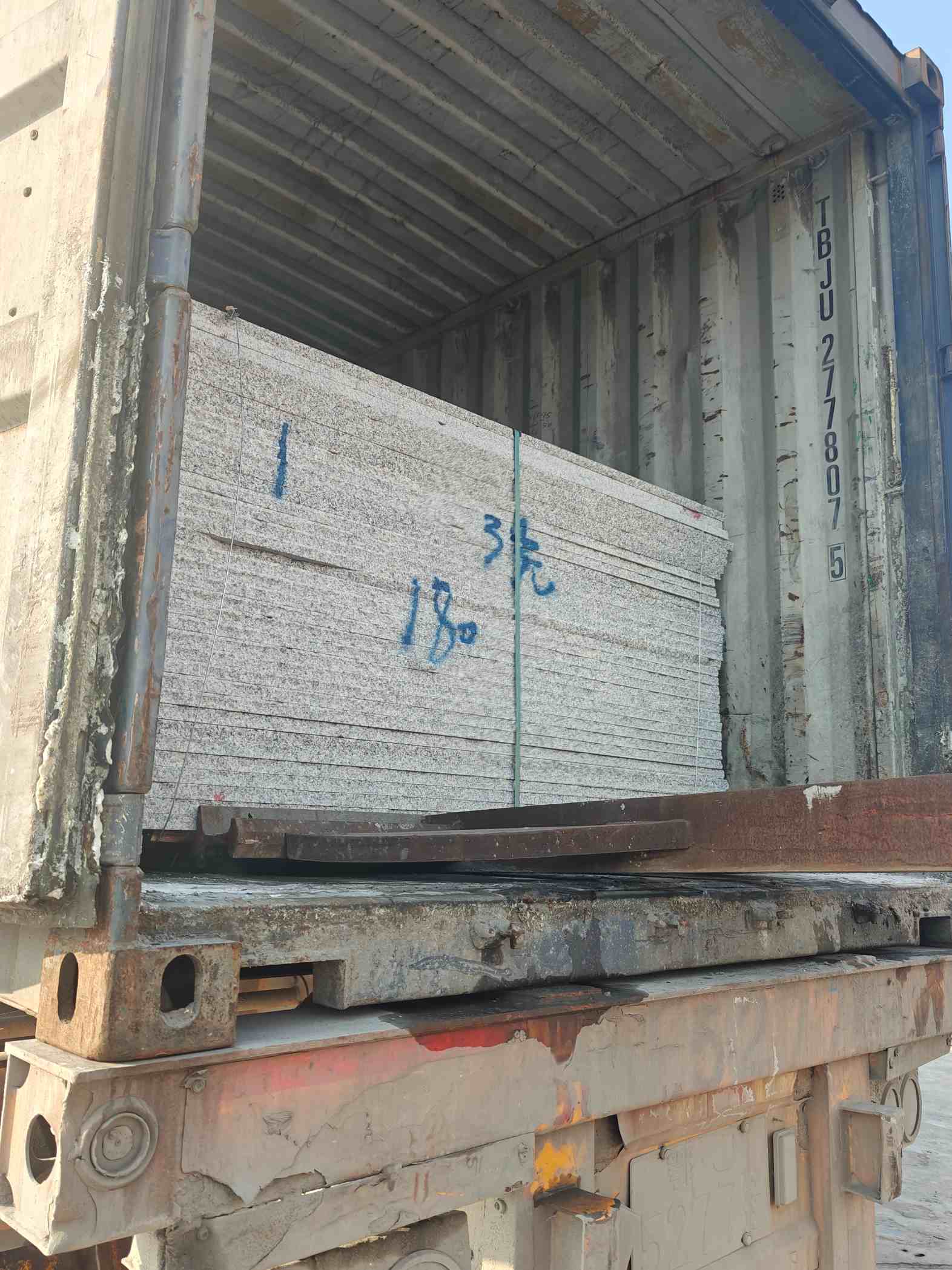 济南 芝麻白花岗岩石材3.0公分光面毛板装柜出货