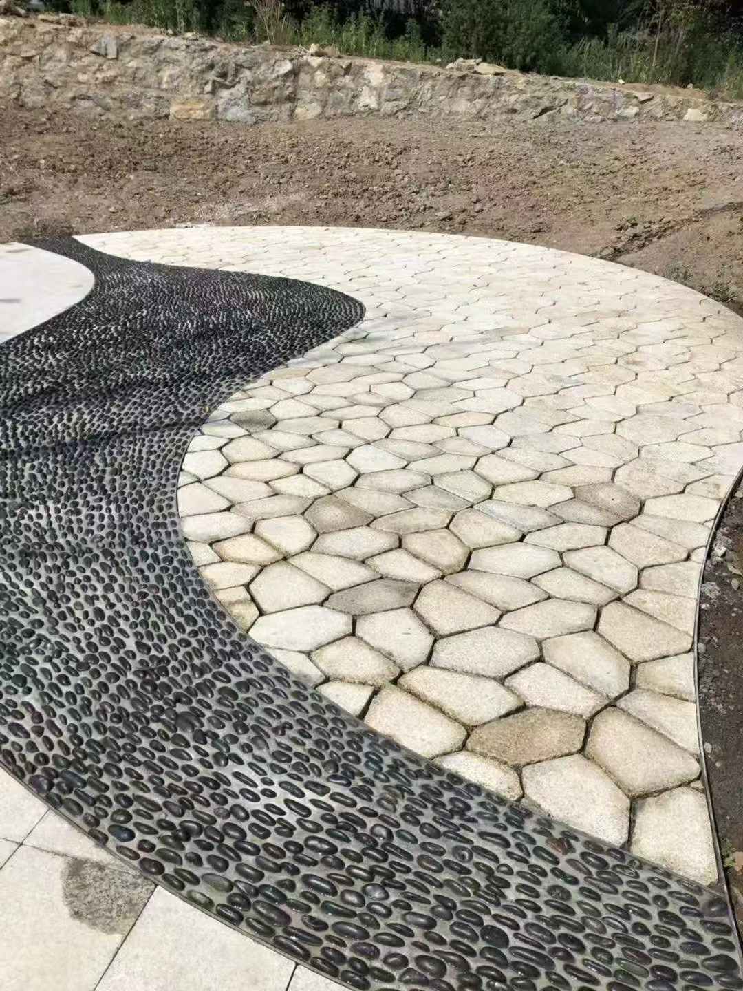 济南 黄金麻冰裂纹地铺石工地铺装案例