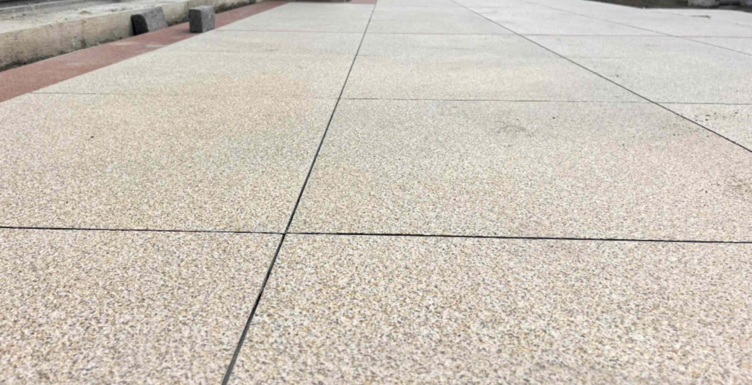 济南 黄金麻花岗岩石板材荔枝面地面铺装效果