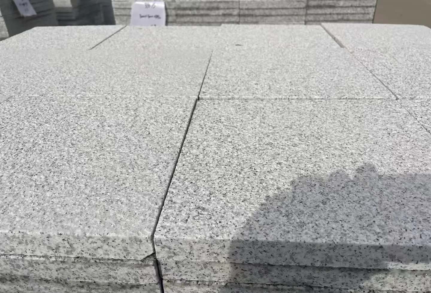 济南 白麻花岗岩石材推荐 荔枝面地铺石