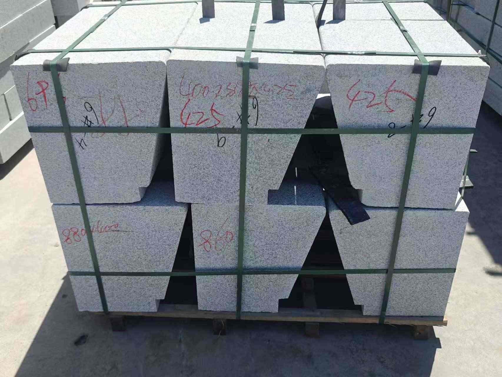 济南 芝麻白异形坐凳，石凳