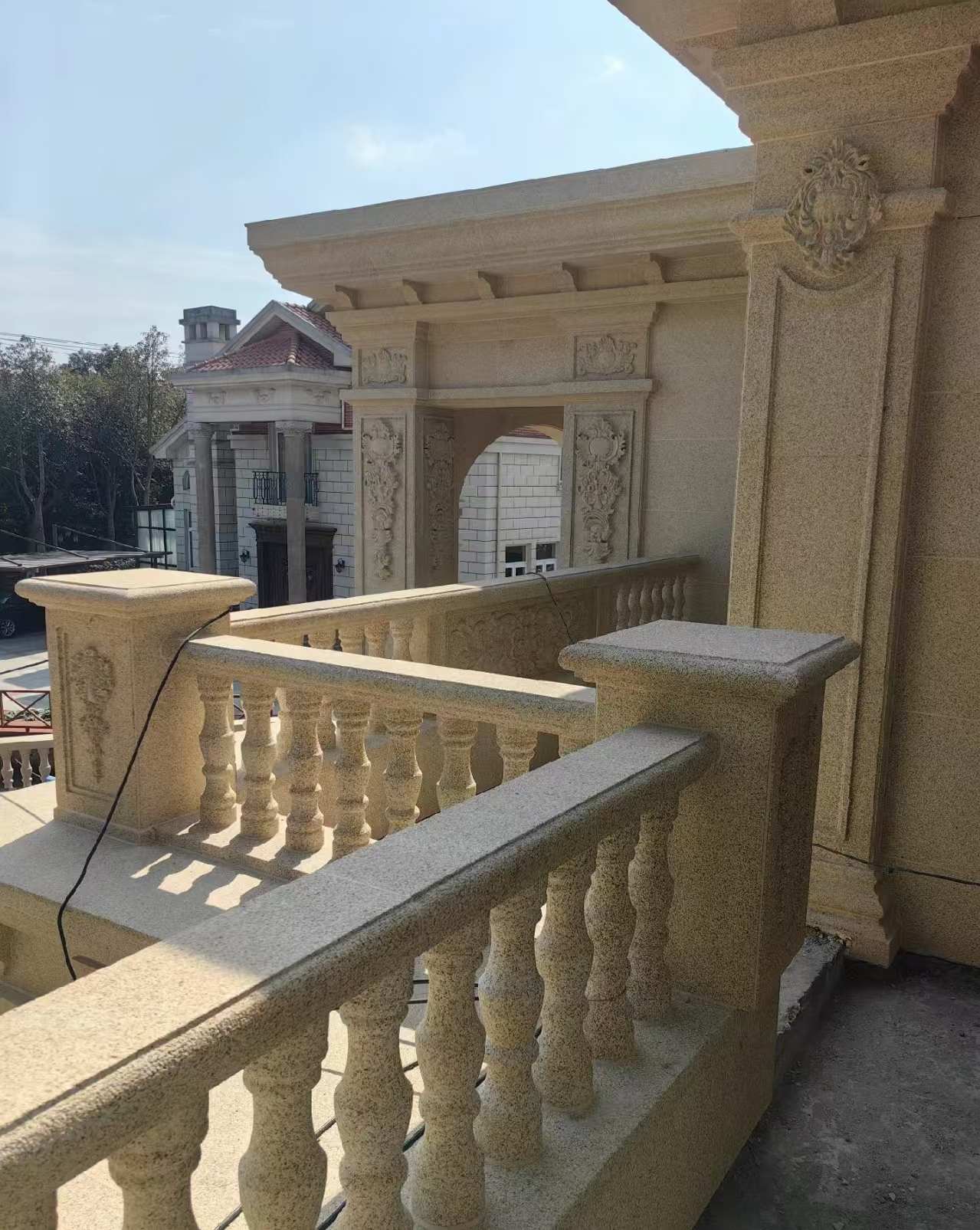 济南 黄金麻别墅外墙干挂雕花配合阳台栏杆花瓶柱