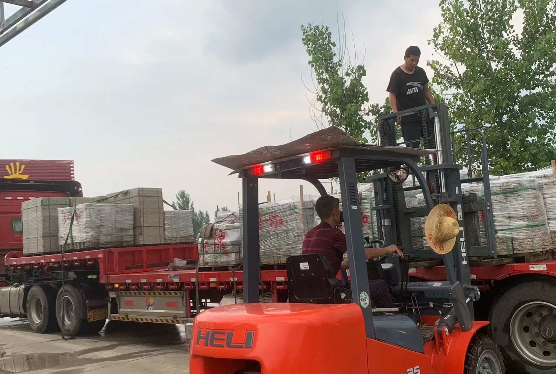 济南 黄金麻冰裂纹，地铺石装车