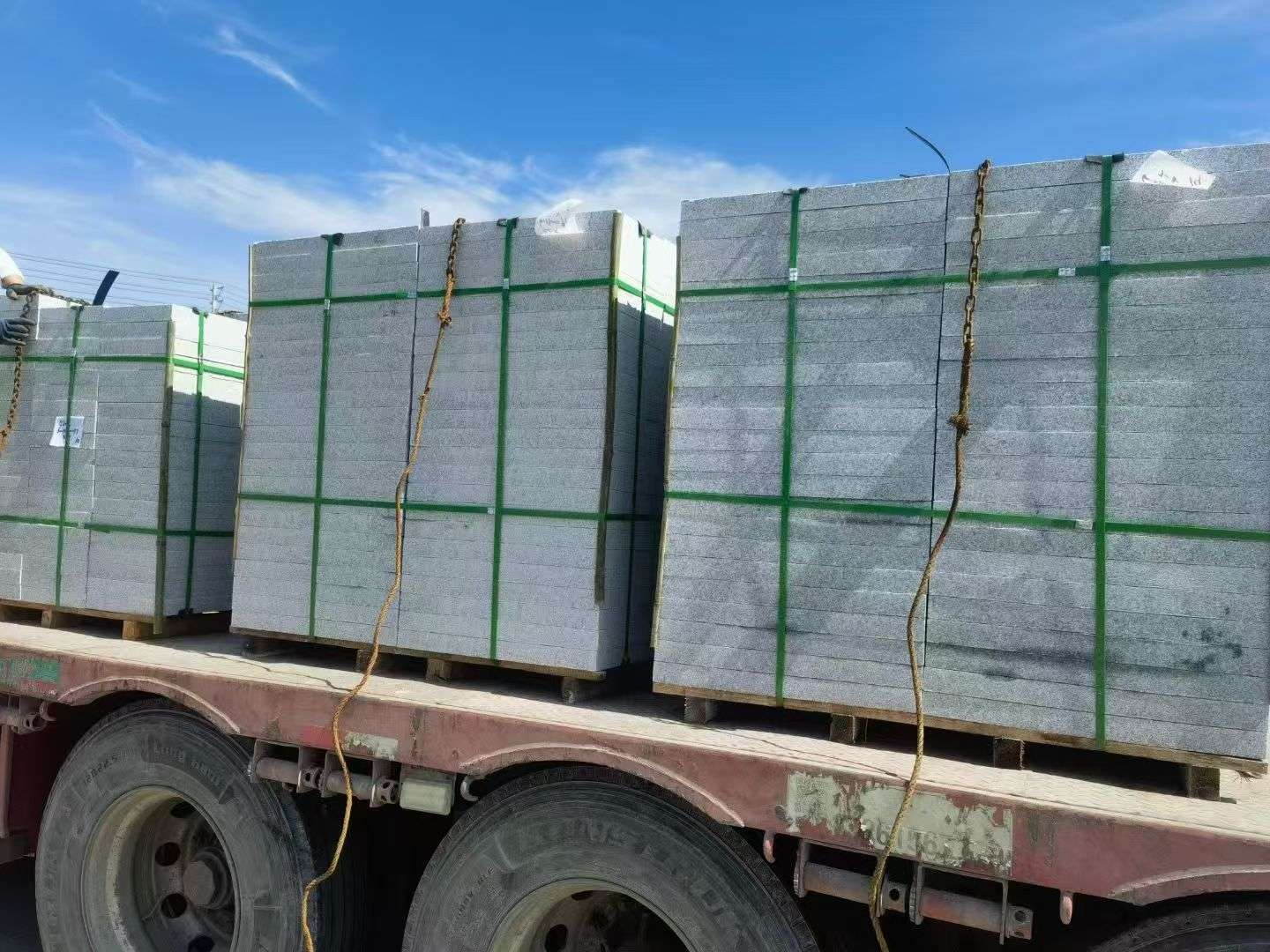 济南 芝麻白花岗岩地铺石装车日常