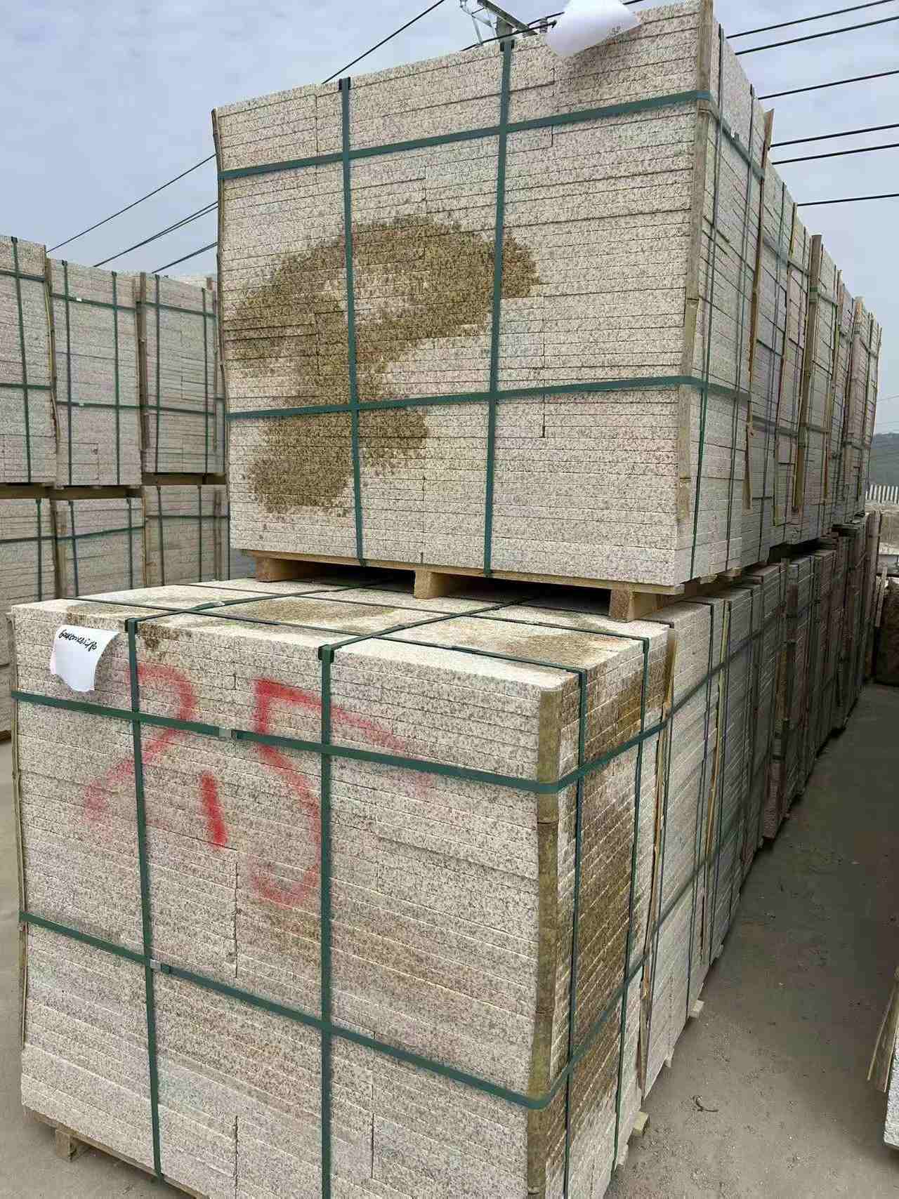 济南 黄金麻花岗岩石材荔枝面地铺石2.5*300*600