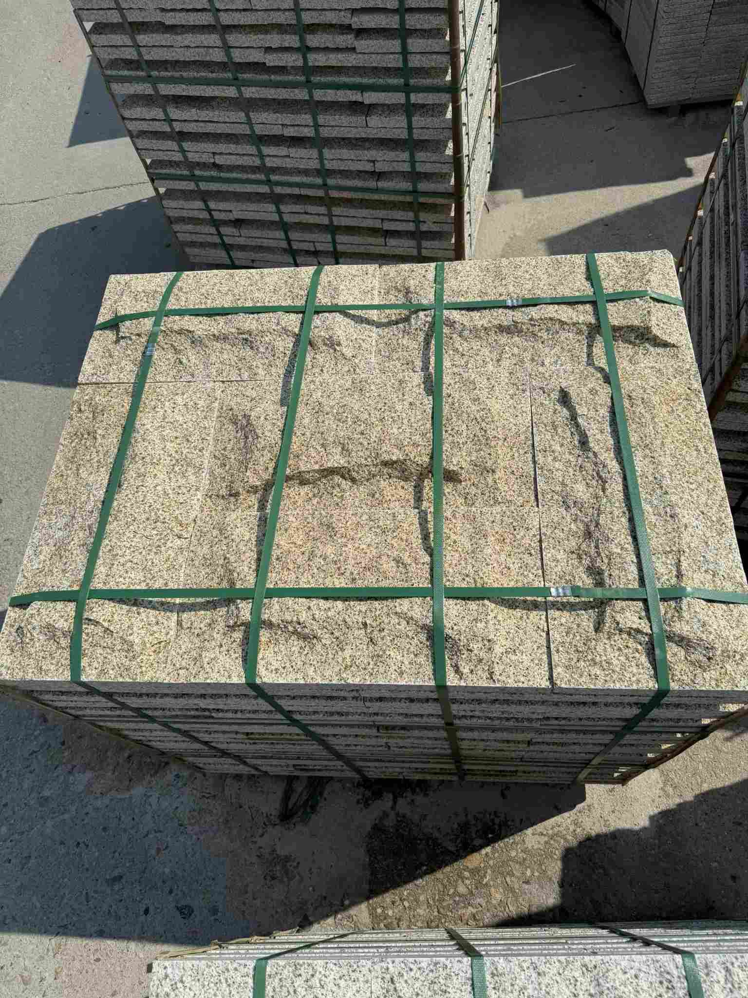 济南 黄金麻花岗岩石材自然面蘑菇石成品