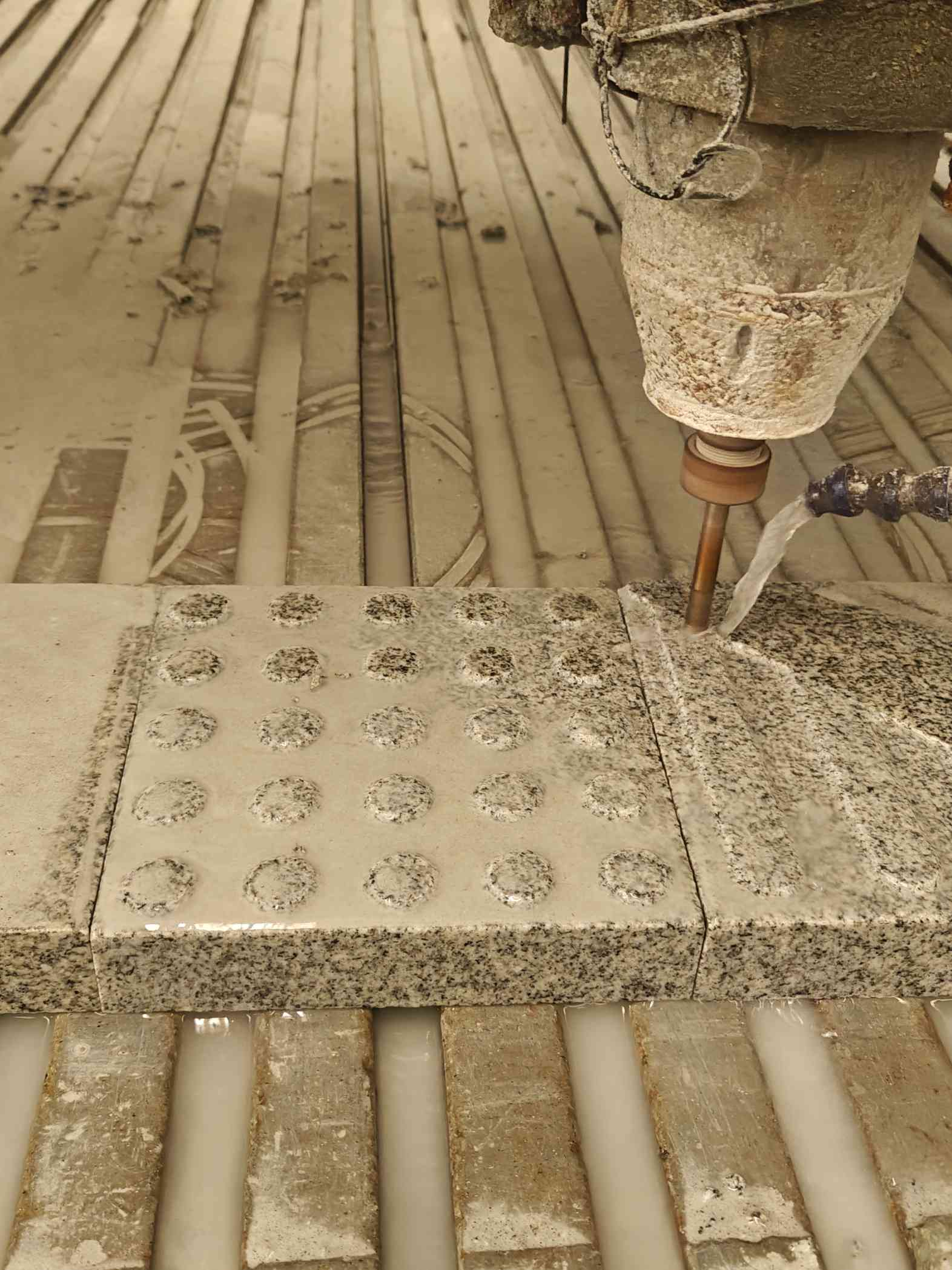 济南 芝麻白花岗岩石材盲人石、盲道石、盲点石