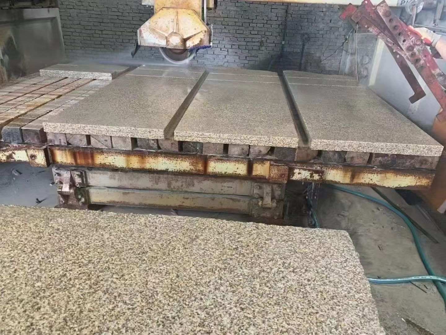 济南 黄金麻荔枝面成品板加工