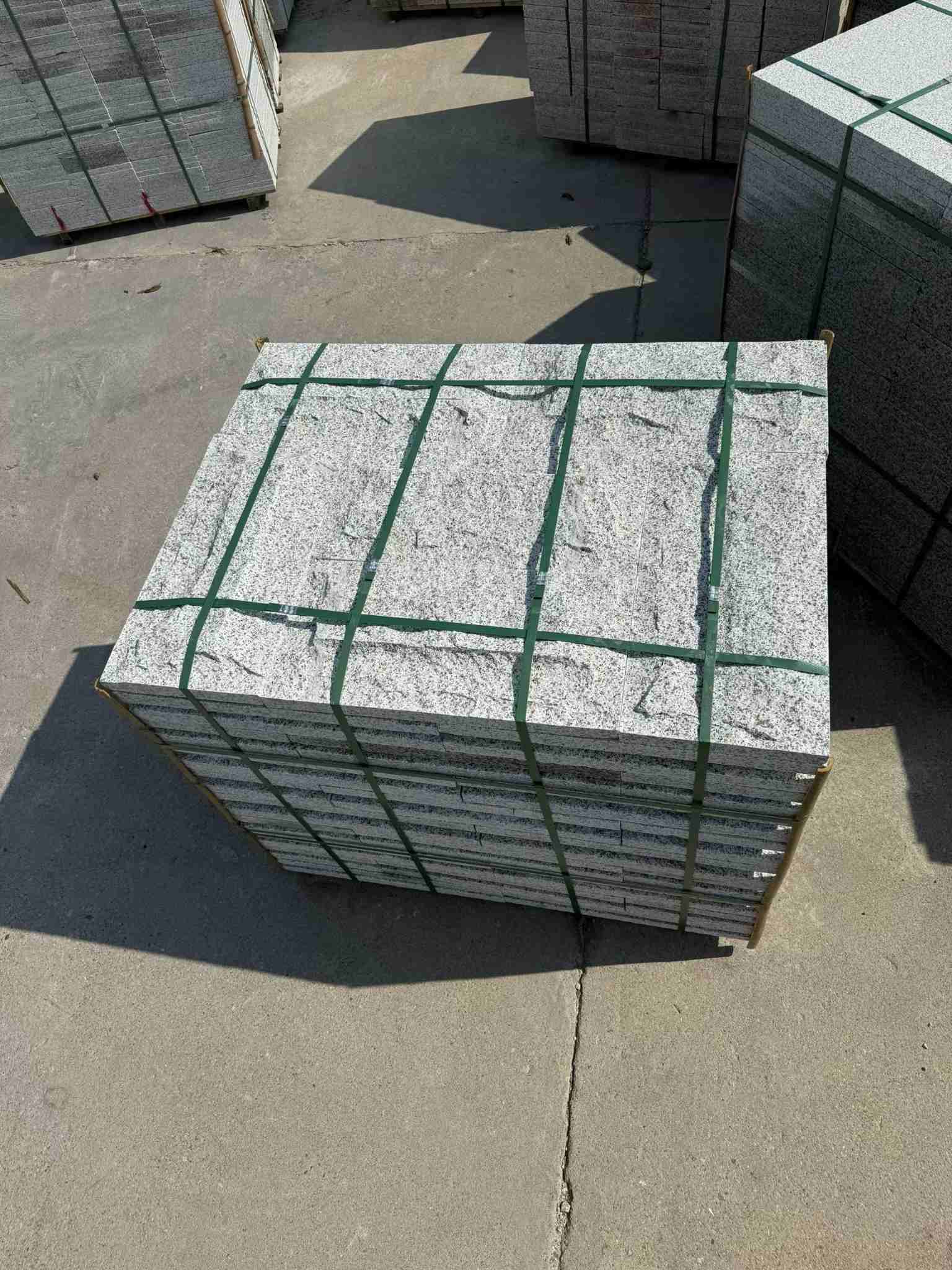 济南 白麻花岗岩石材自然面蘑菇石成品