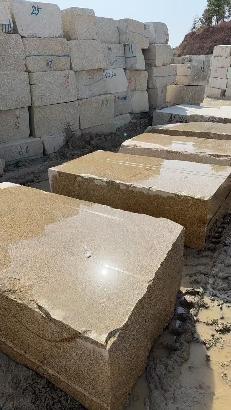 济南 黄金麻方料堆场洗料分选中，原材料充足