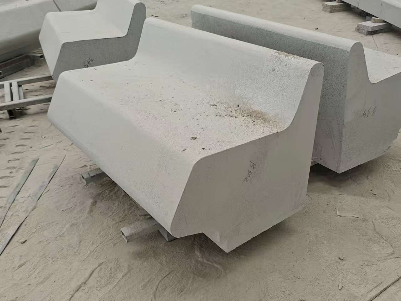 济南 芝麻白花岗岩异形坐凳，石凳