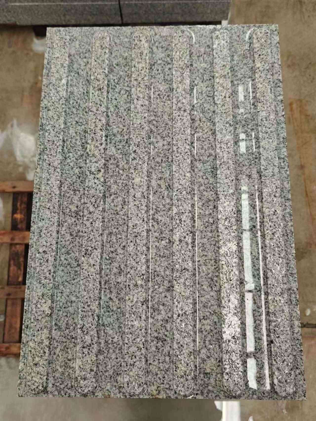 济南 芝麻白花岗岩荔枝面雕刻盲道，盲条