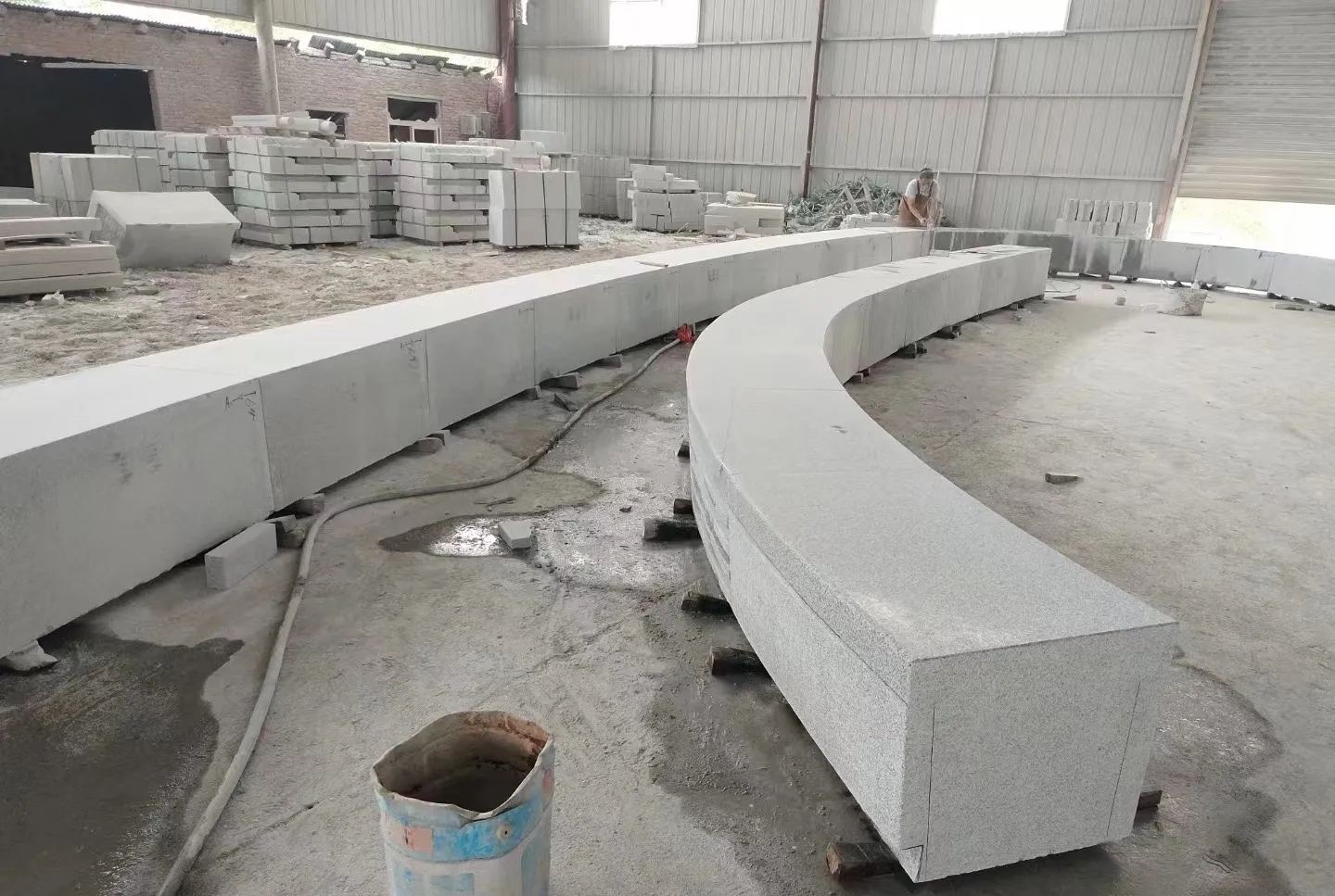 济南芝麻白花岗岩石板材 园林光面弧形坐凳