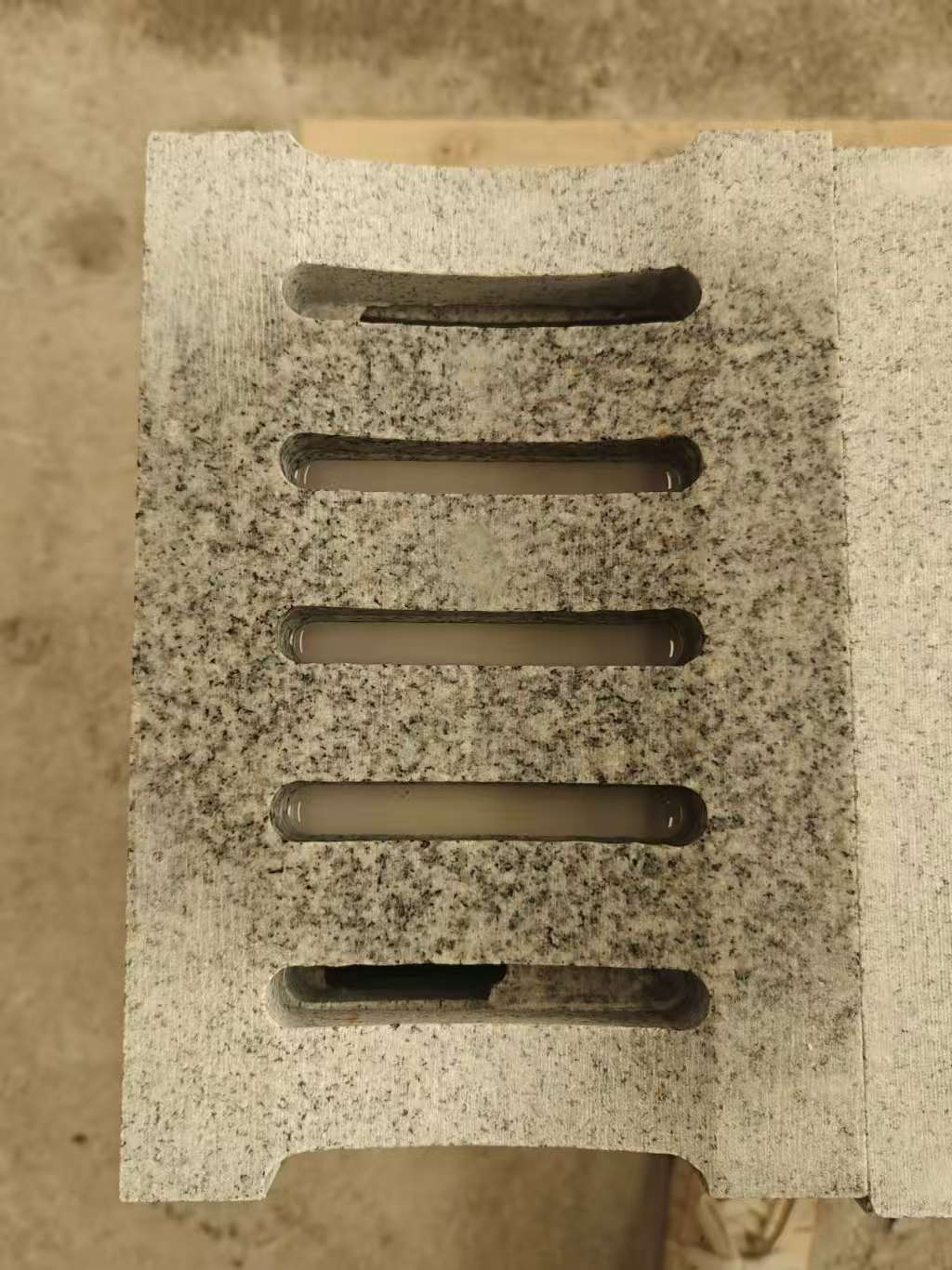 济南 芝麻白拉丝面花岗岩U型开槽排水槽