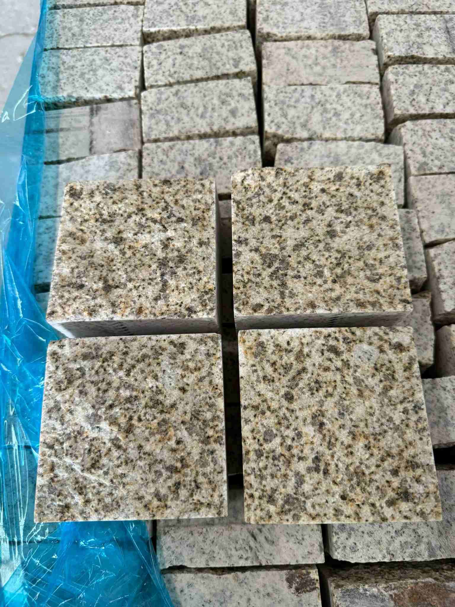 济南 黄金麻花岗岩自然面小方块，弹石，马蹄石等