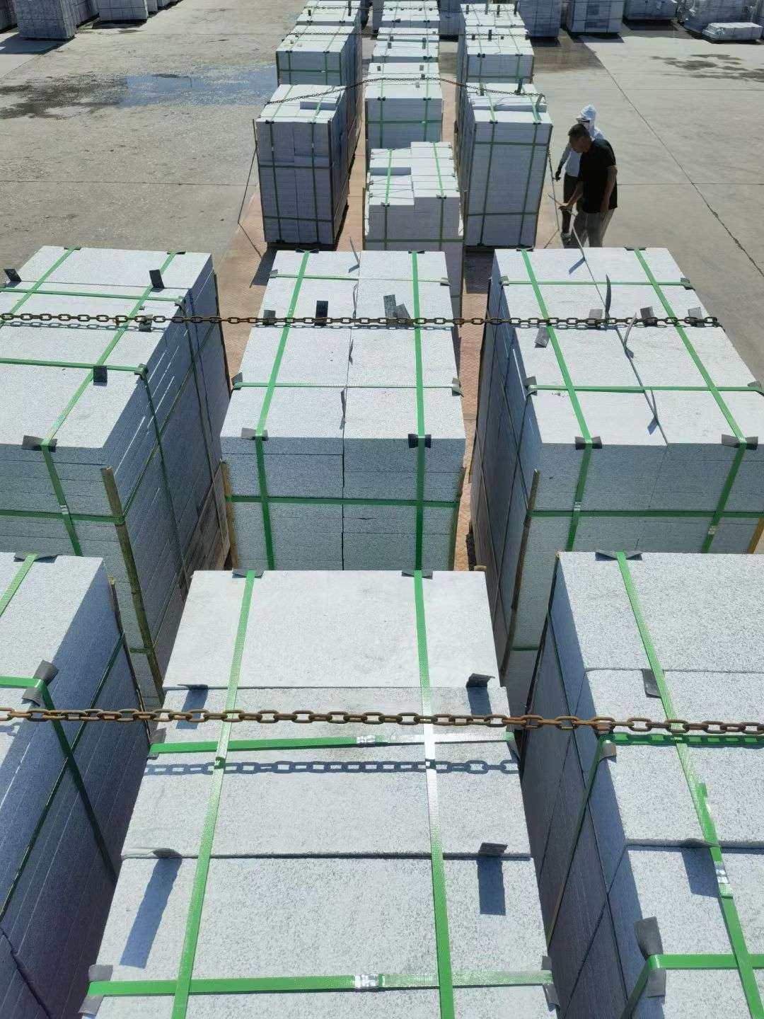 济南 芝麻白花岗岩5公分地铺石 花岗岩厂家工厂装车日常