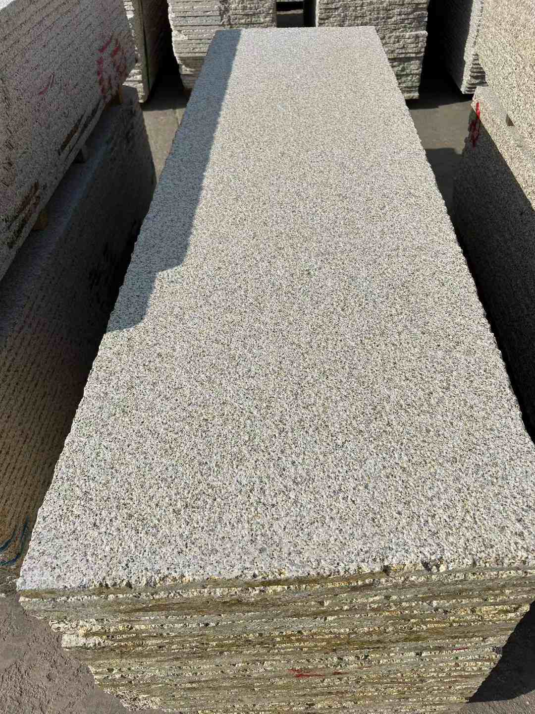 济南 黄金麻花岗岩荔枝面毛板，半成品