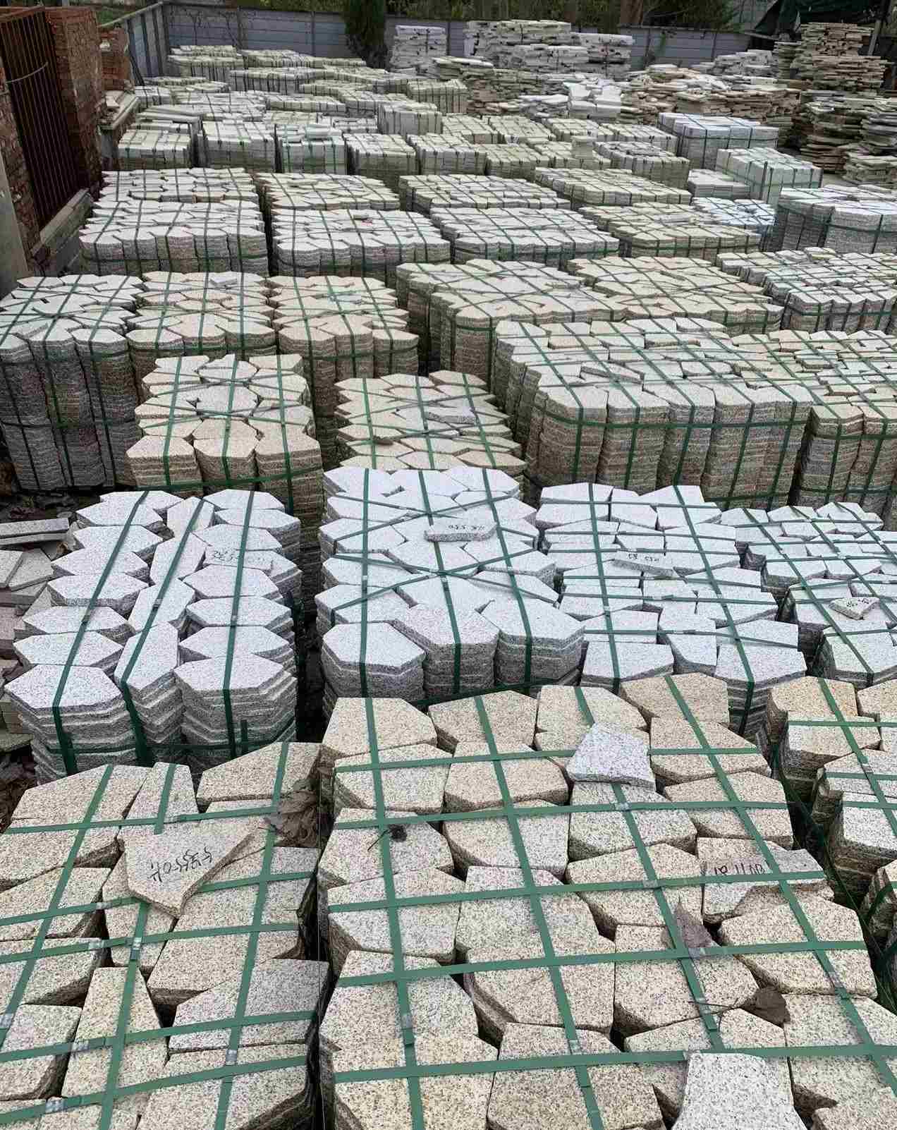 济南 黄金麻白麻花岗岩荔枝面地铺石(冰裂纹)