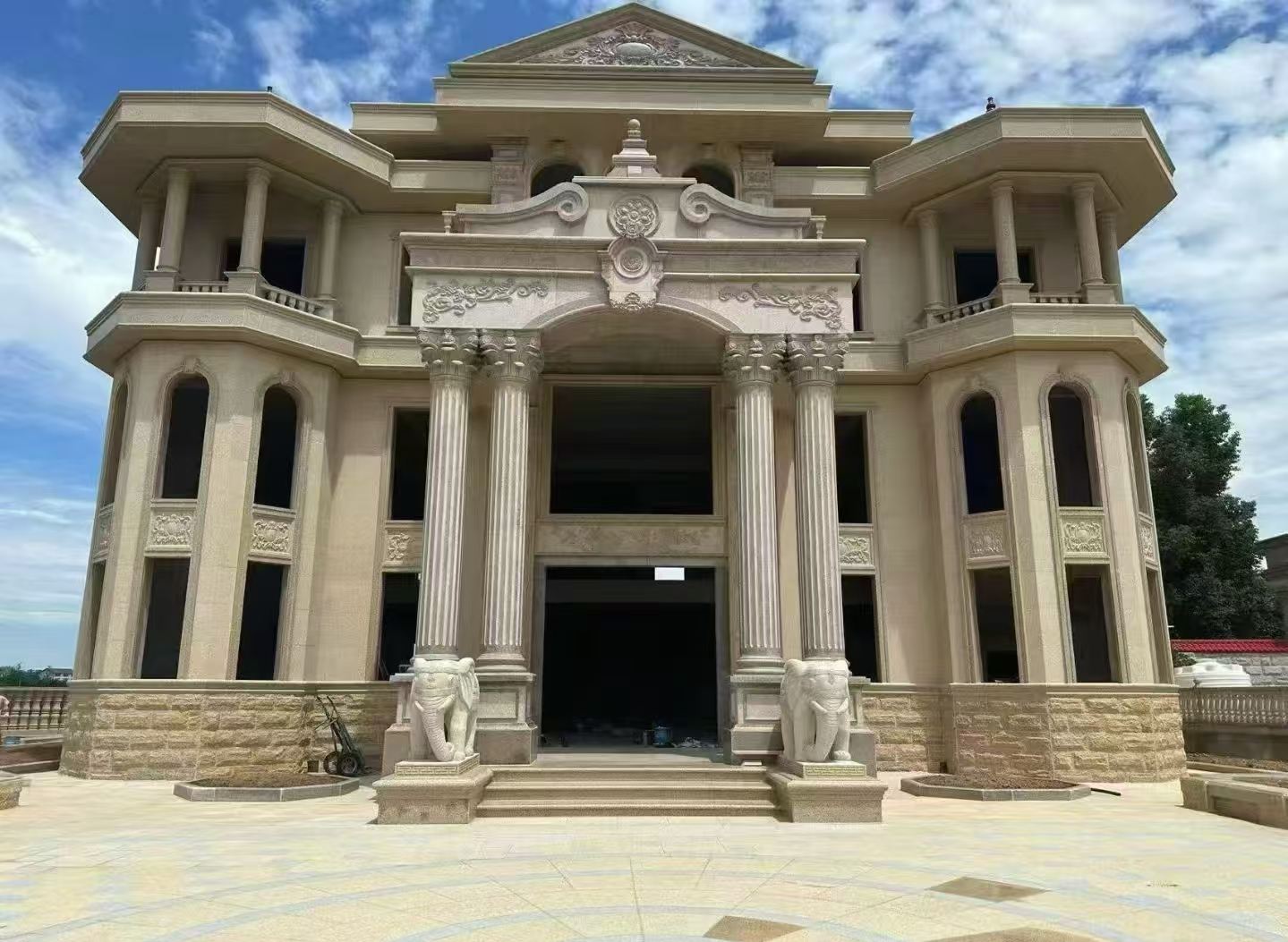 济南 黄金麻别墅外墙干挂，大柱，大象，蘑菇石，雕花板