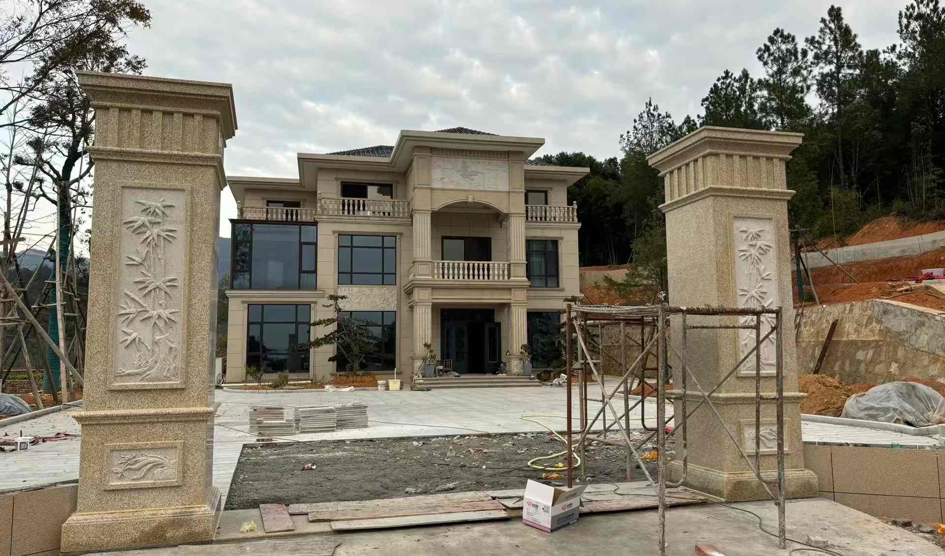 济南 黄金麻花岗岩别墅雕花外墙干挂配上门口雕花罗马柱